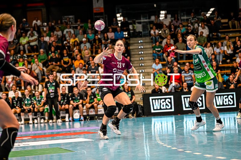 Marlene Tucholke (#23; HC Leipzig) im Angriff gegen Matilda Ehlert (#10; Frisch auf Göppingen)
