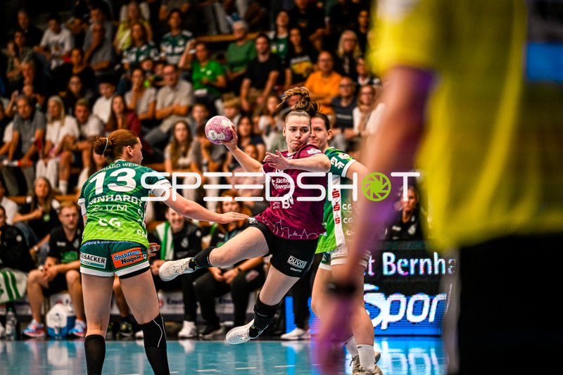 Nicola Merz (#23; Frisch auf Göppingen) gegen Emely Theilig im Zweikampf