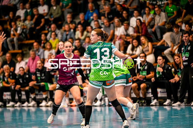 Aylin Bornhardt (#13; Frisch auf Göppingen) im Angriff gegen HC Leipzig