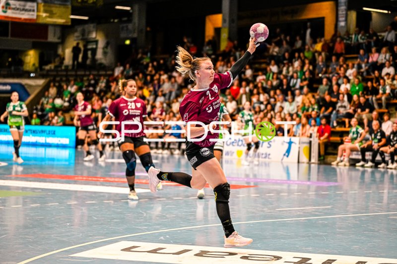 Pauline Uhlmann (#2; HC Leipzig) wirft aufs Tor