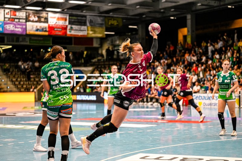 Pauline Uhlmann (#2, HC Leipzig) im Sprungwurf gegen Frisch auf Göppingen