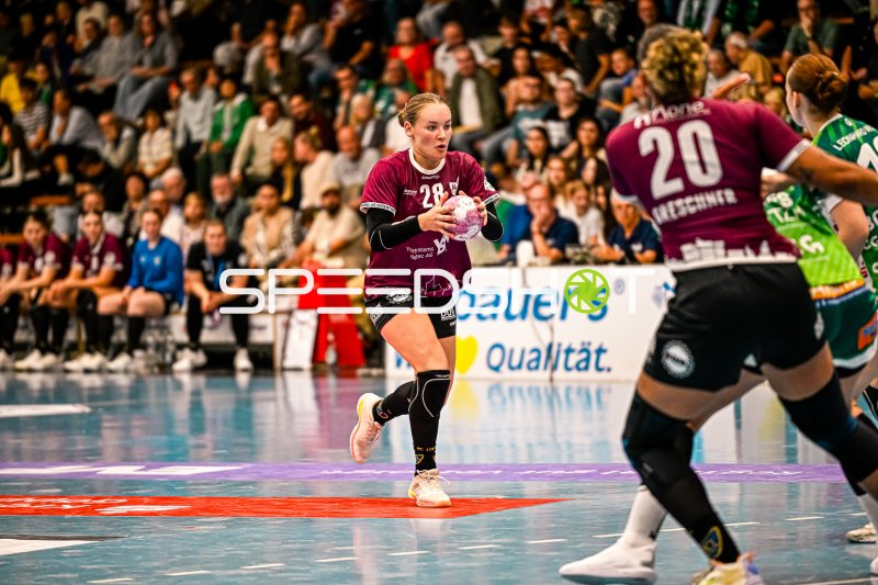 Lara Tauchmann (#28; HC Leipzig) mit Ball im Spielaufbau