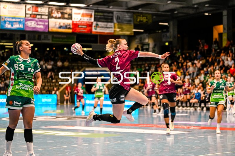 Pauline Uhlmann (#2, HC Leipzig) im Sprungwurf gegen Frisch auf Göppingen