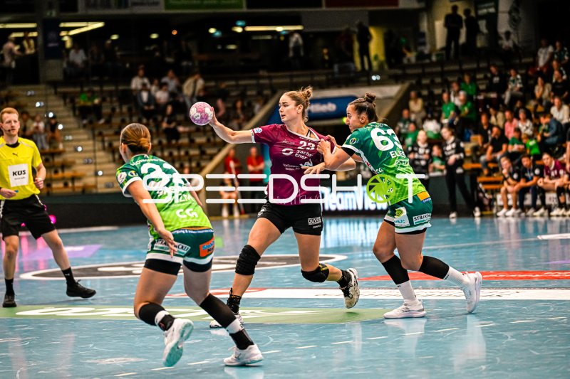 Marlene Tucholke (#23; HC Leipzig) wirft gegen Abwehr von Frisch auf Göppingen