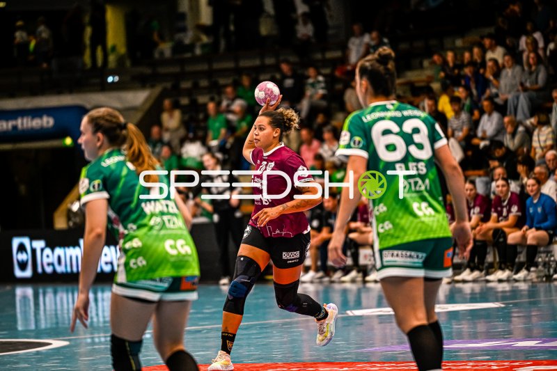 Sharleen Greschner (#20, HC Leipzig) im Spielzug gegen Frisch auf Göppingen
