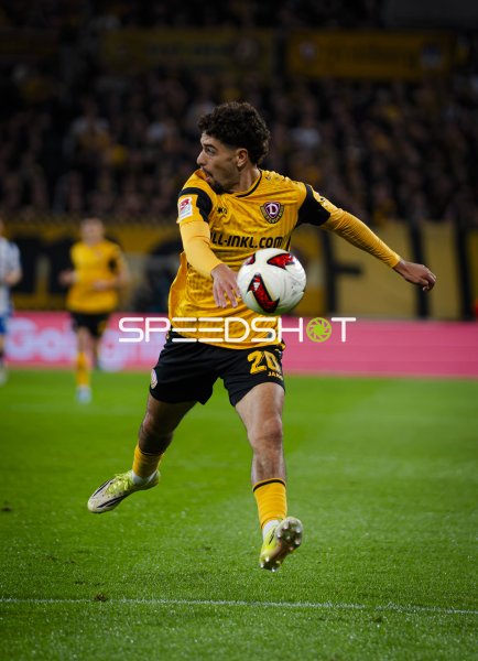 Spieler der SG Dynamo Dresden (#29) mit Ball im Rudolf Harbig Stadion