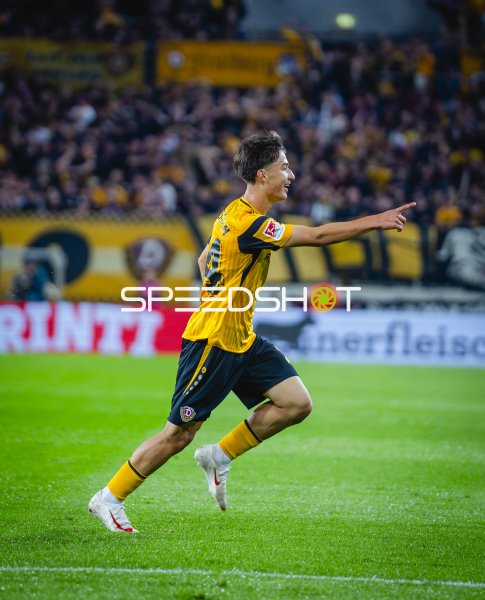 Dynamo-Spieler jubelt nach Tor im Rudolf Harbig Stadion