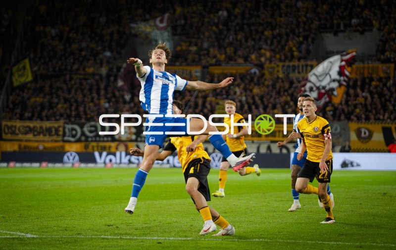 Robert Wagner im Luftduell gegen SG Dynamo Dresden