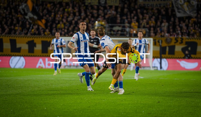Niklas Kolbe im Zweikampf gegen Hertha BSC im Rudolf Harbig Stadion