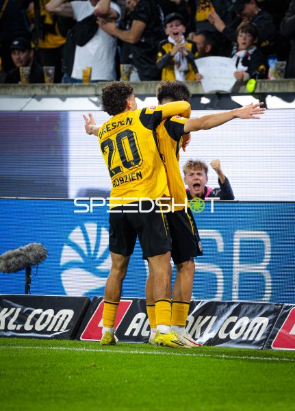 Stefan Kutschke (#30; SG Dynamo Dresden) jubelt nach Tor