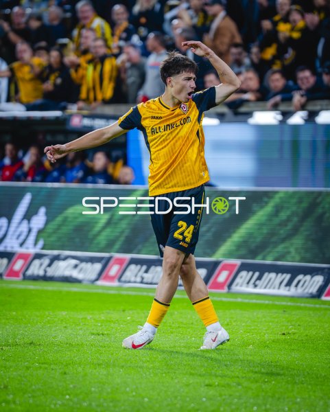 Jonas Oehmichen (#24; SG Dynamo Dresden) jubelt nach Tor