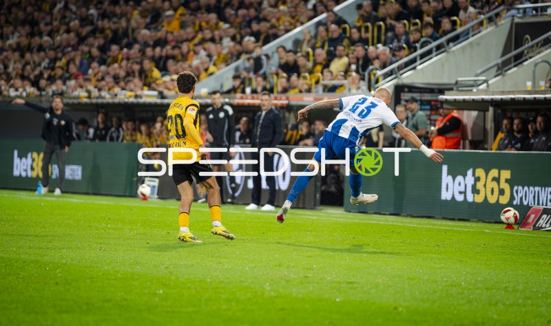 Hertha-Spieler (#18) im Zweikampf gegen SG Dynamo Dresden