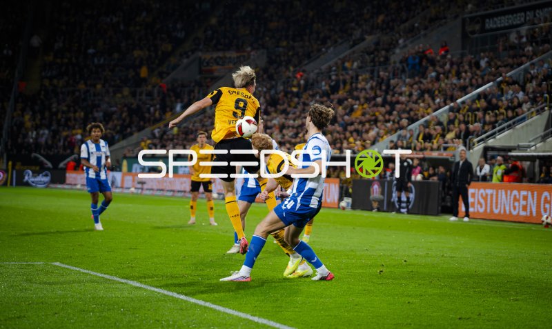 Vincent Vermeij (#9; SG Dynamo Dresden) im Luftduell gegen Hertha BSC