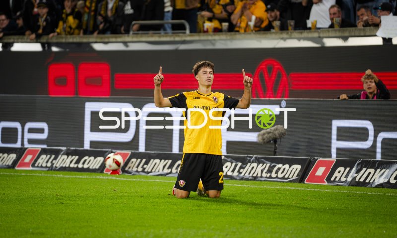 Dynamo Dresden Spieler jubelt nach Tor im Rudolf Harbig Stadion