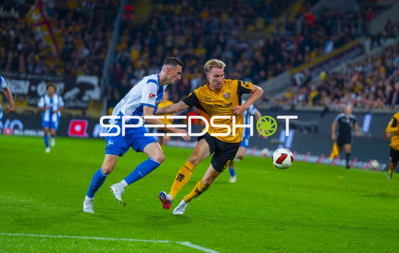 Vincent Vermeij (#9; SG Dynamo Dresden) im Dribbling gegen Hertha BSC