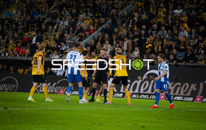 Schiedsrichter-Intervention während Dynamo Dresden gegen Hertha BSC