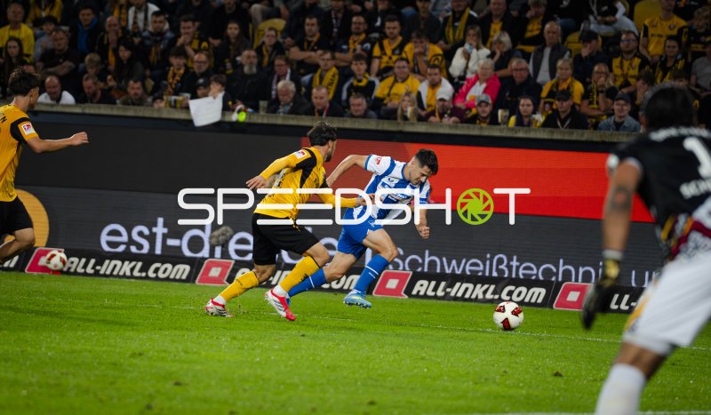 Dynamo Dresden gegen Hertha BSC im Zweikampf um den Ball