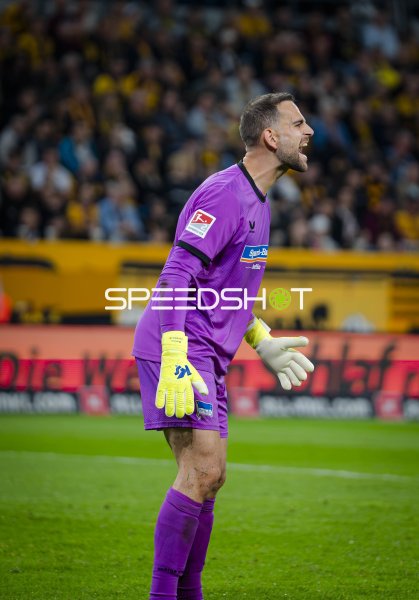 Torwart von SG Dynamo Dresden im Spieleinsatz am Rudolf Harbig Stadion