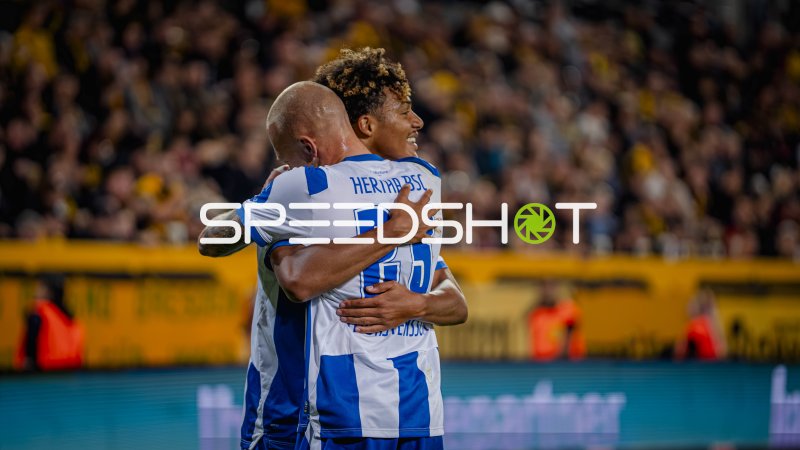 Hertha BSC Spieler umarmen sich im Rudolf Harbig Stadion