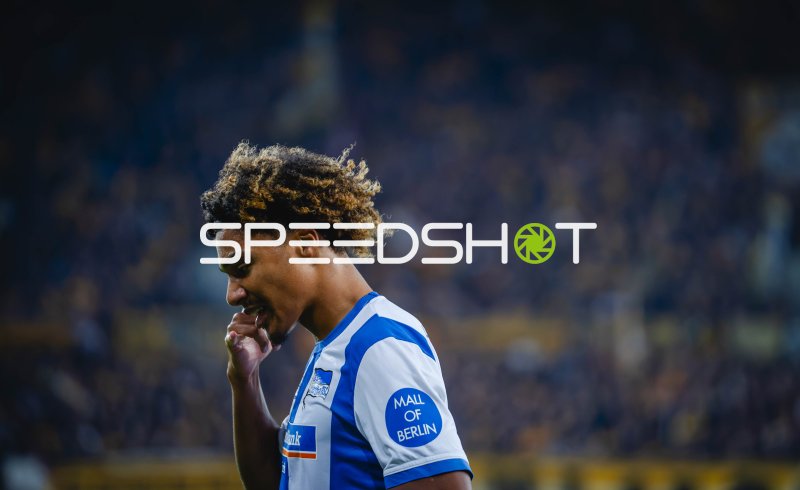 Hertha-BSC-Spieler im Fokus beim Spiel im Rudolf Harbig Stadion
