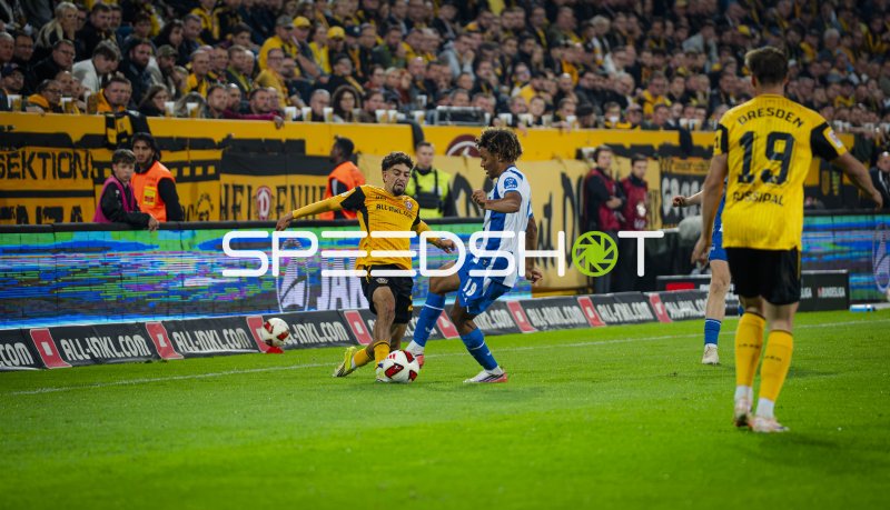 Ben Bobzien im Zweikampf gegen Hertha-Abwehr im Rudolf Harbig Stadion
