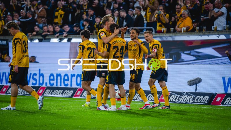 SG Dynamo Dresden feiert Tor im Rudolf Harbig Stadion