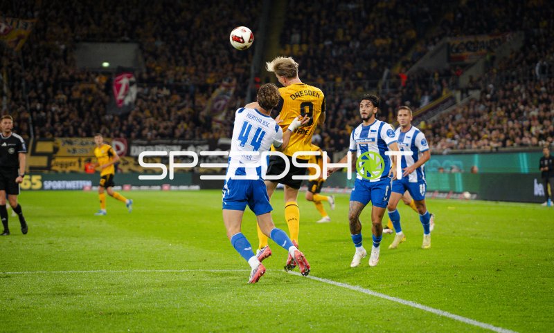 Luftduel im Rudolf Harbig Stadion: SG Dynamo Dresden gegen Hertha BSC