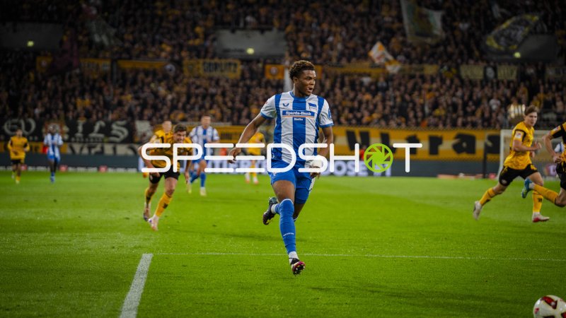 Jerome Diallo (#8; Hertha BSC) im Laufduell gegen SG Dynamo Dresden