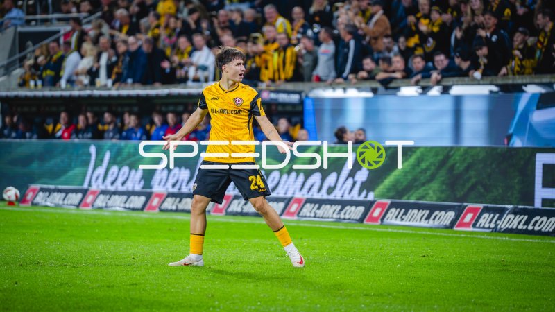 Jonas Oehmichen (#24; SG Dynamo Dresden) im Spielaufbau
