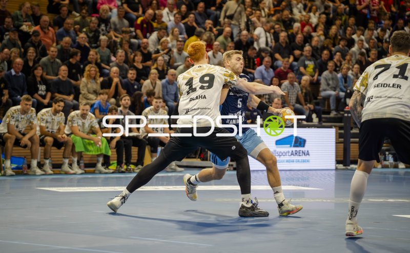 Daniel Bláha (#19; HC Elbflorenz) gegen Abwehr von Handball Club Hamburg