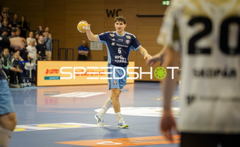 Elias Kofler (#6; Handball Club Hamburg) mit Ball in der Spielaktion