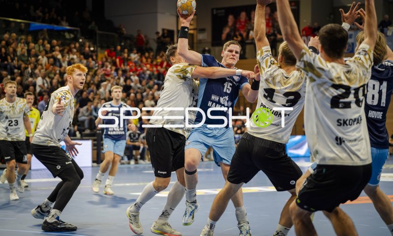 Dominik Axmann (#15; Handball Club Hamburg) im Sprungwurf gegen HC Elbflorenz