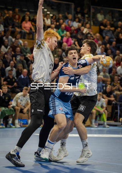 Toma Gadza (#2; Handball Club Hamburg) im Zweikampf gegen HC Elbflorenz
