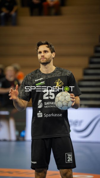 Sebastian Greß (#25; HC Elbflorenz) mit Ball in der BallsportArena Dresden