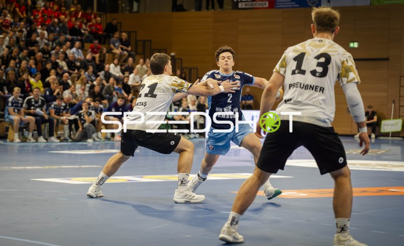 Toma Gadza (#2; Handball Club Hamburg) im Zweikampf gegen HC Elbflorenz