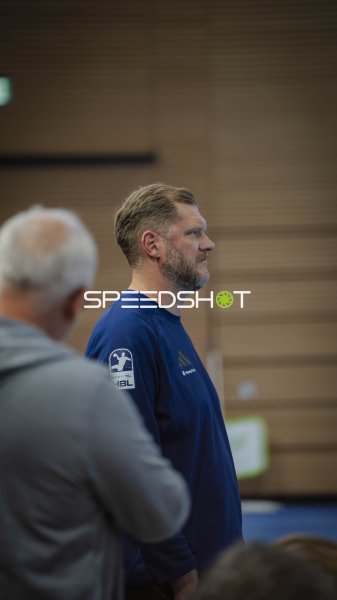 Trainer an der Seitenlinie in der BallsportArena Dresden