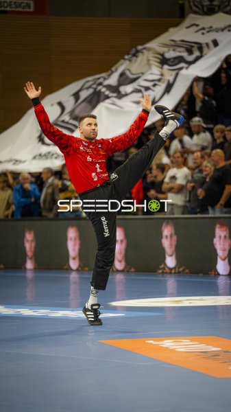 Torwart in rotem Trikot jubelt nach Spielende in der BallsportArena Dresden