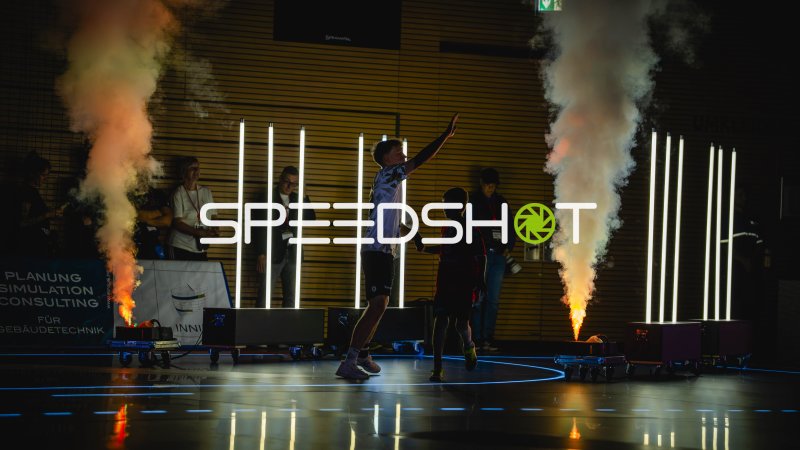 Mannschaftsaufstellung mit Pyrotechnik in der BallsportArena Dresden
