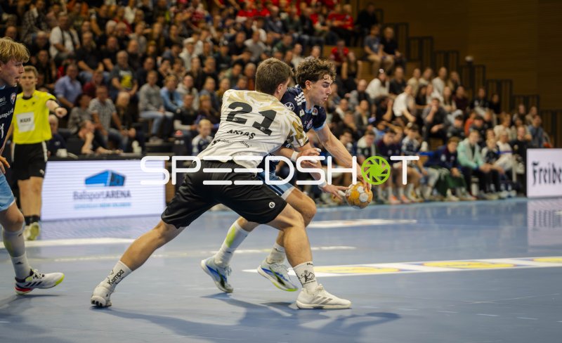 Ediz Aktaş (#21; HC Elbflorenz) im Zweikampf gegen Handball Club Hamburg