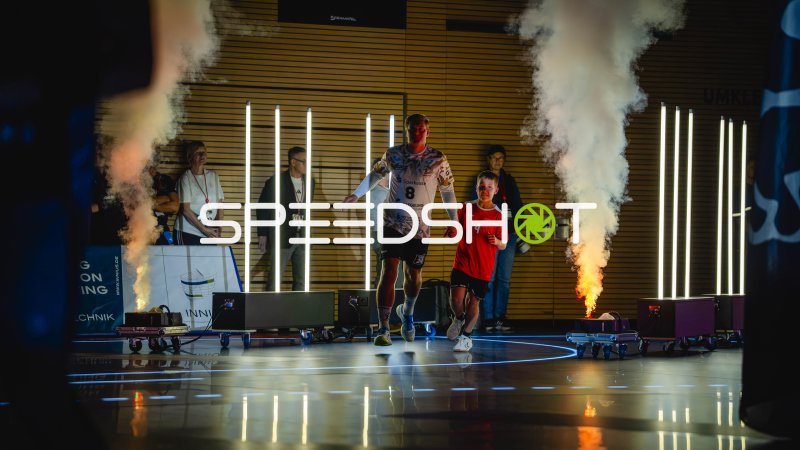 Mannschaftseinlauf mit Pyrotechnik in der BallsportArena Dresden