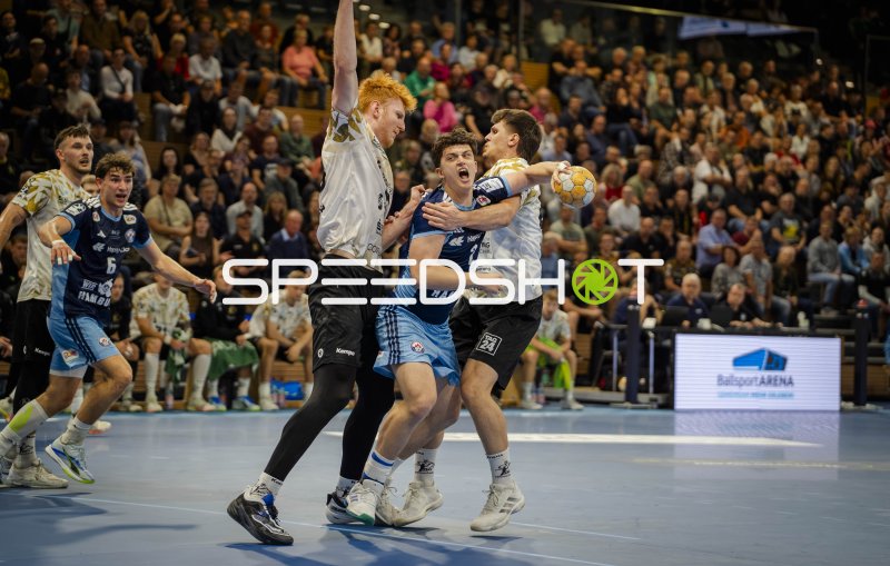 Toma Gadza (#2; Handball Club Hamburg) im Zweikampf gegen HC Elbflorenz