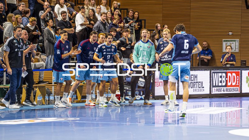 Handball Club Hamburg Spieler und Betreuer an der Seitenlinie in der BallsportArena Dresden