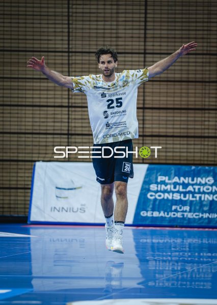 Sebastian Greß (#25; HC Elbflorenz) jubelt in der BallsportArena Dresden