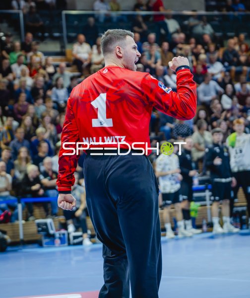 Marino Mallwitz (#1; HC Elbflorenz) jubelt in der BallsportArena Dresden