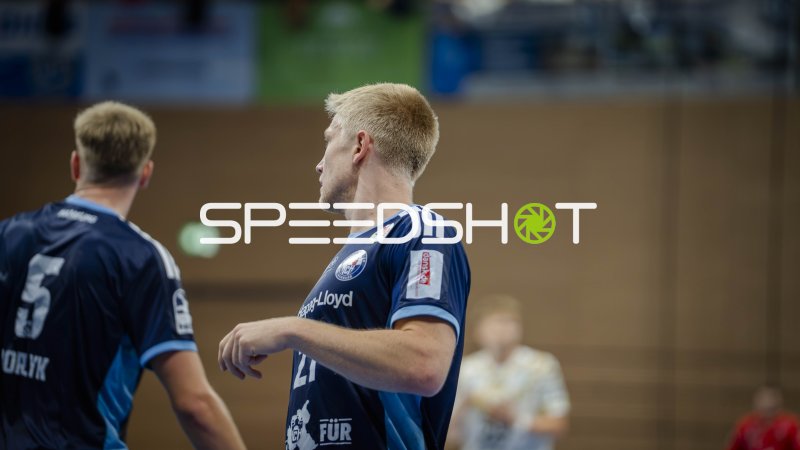 Handball Club Hamburg Spieler während Spielunterbrechung in Dresden