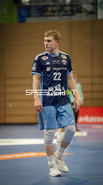 Noah Beyer (#22; Handball Club Hamburg) beim Spielaufbau