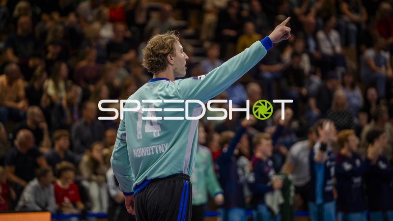 Leon Nowottny (#74; Handball Club Hamburg) jubelt vor Publikum