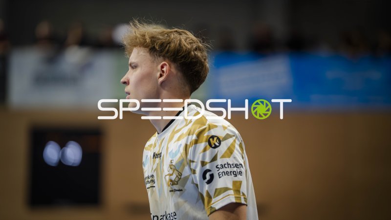 HC Elbflorenz Spieler in Seitenlinie während Spielunterbrechung