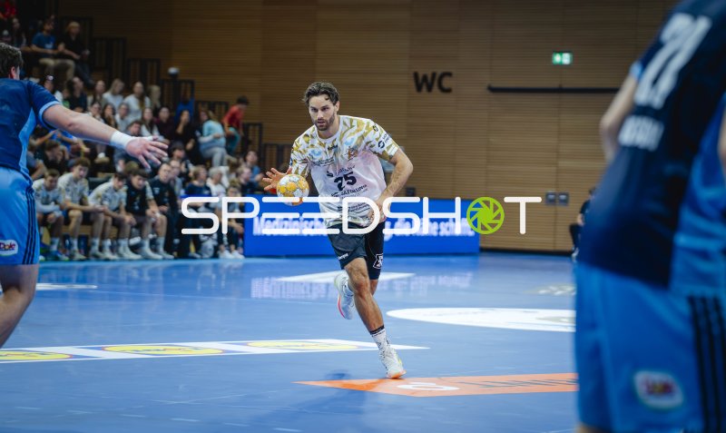 Sebastian Greß (#25; HC Elbflorenz) im Angriff gegen Hamburg
