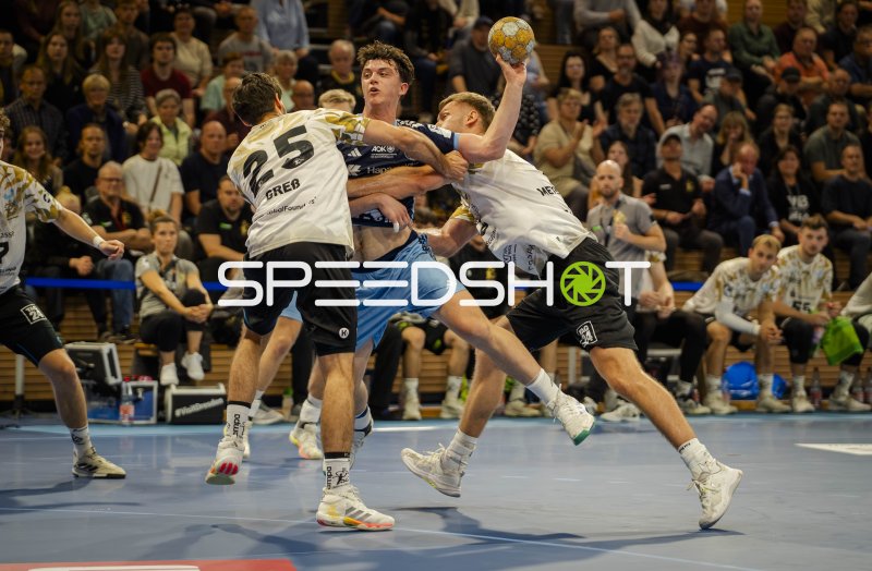 Toma Gadza (#2; Handball Club Hamburg) im Sprungwurf gegen HC Elbflorenz